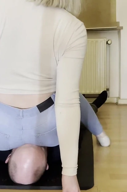 30 Minutes of Facesitting in Tight Bluejeans