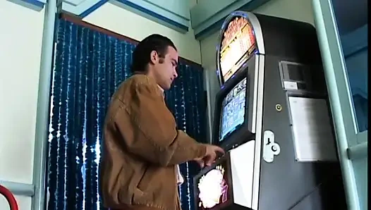 Cewek nakal dengan tubuh aduhai ini dientot habis-habisan sampai toketnya dicrot sperma hangat