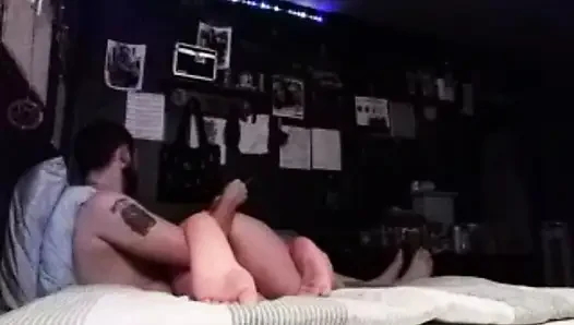 Im bett von freund vor der kamera erwischt
