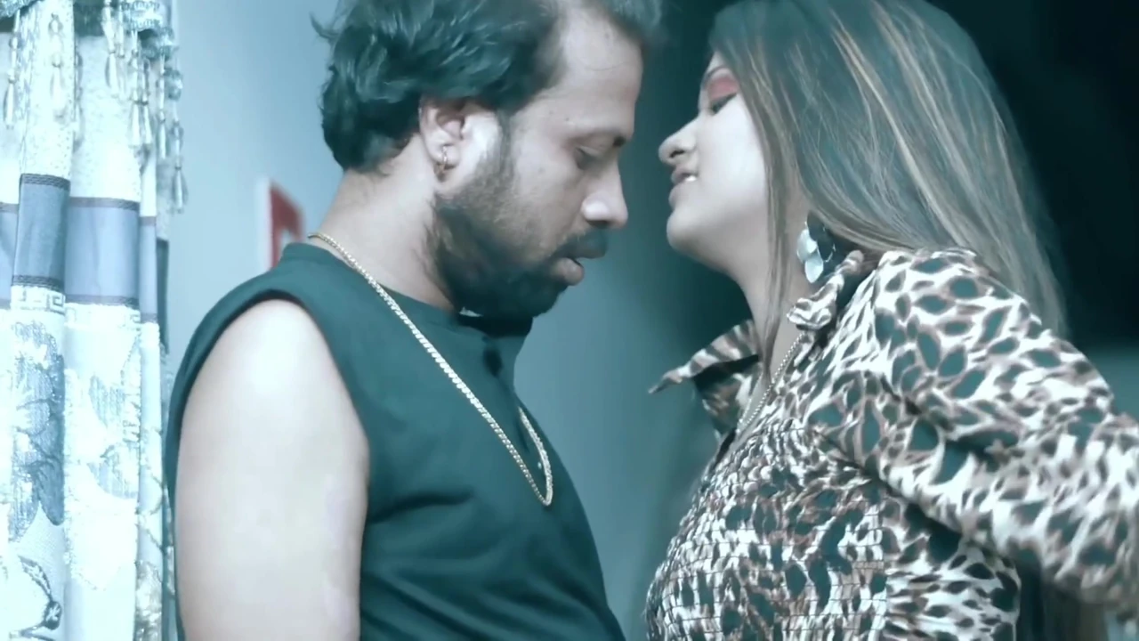 Sudipa ko akele me dekh kar chhinar dever ne jabbar dasti pel diya