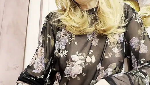 Ich probiere meine neue hauchdünne bluse in einem kaffee aus und zeigt meine harten gepiercten brustwarzen in der Öffentlichkeit.