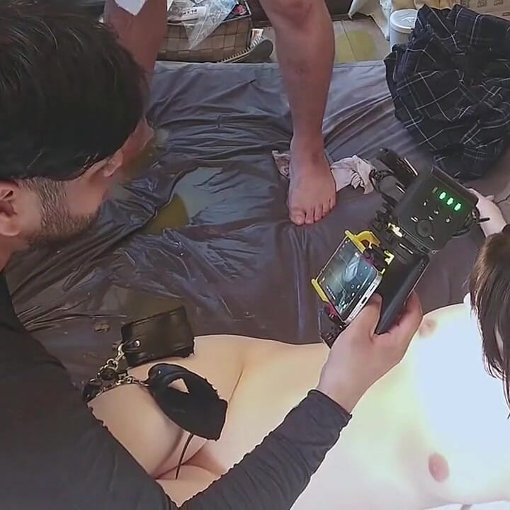 Filmagens privadas - beleza tímida e problemática oprimida por intensa peça de brinquedo, terminando em uma surpresa raw creampie
