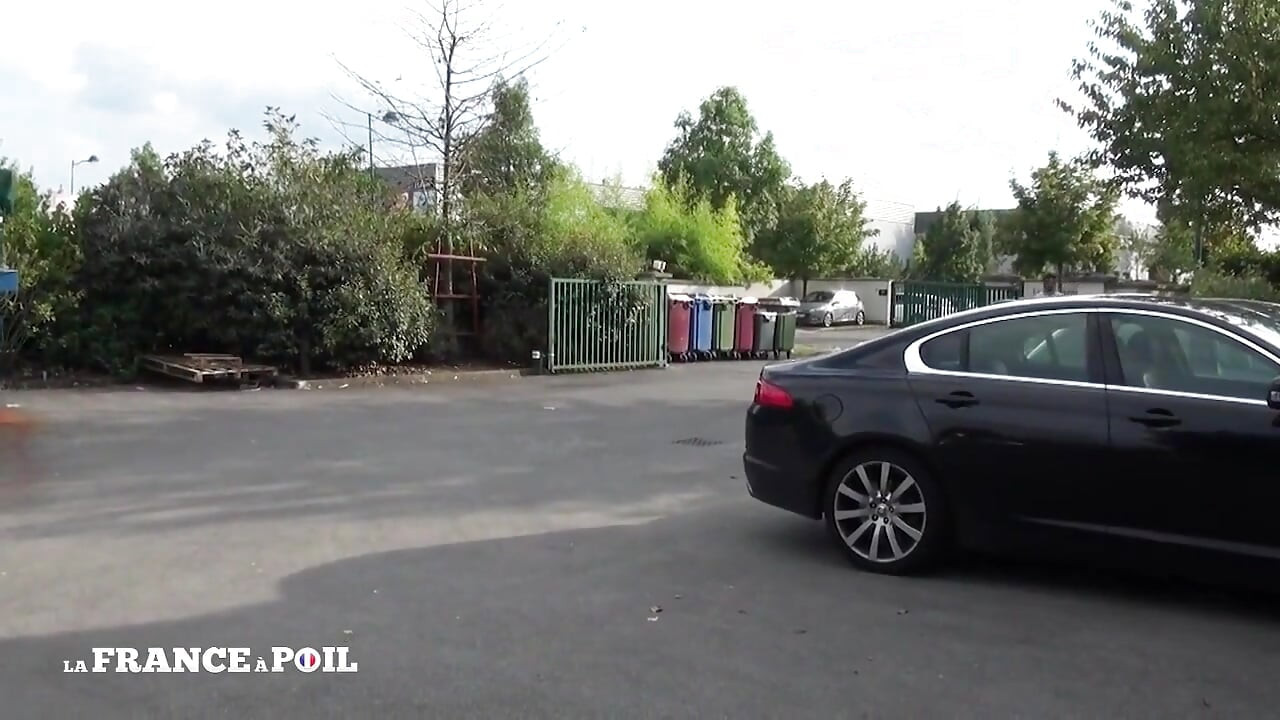 Seksi, erkek delisi bir patron deponun ortasında bir başvuranla sikişiyor.