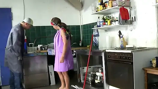 Büyük memeli orta yaşlı seksi kadın susy anal seksi seviyor!