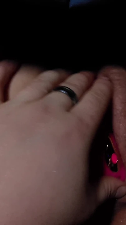 Emotionaler moment von "Ich habe meine sklavin zu mehreren orgasmen gebracht, bis sie squirtet. Sie stöhnt laut, als ich ihren orgasmus verleugne und"