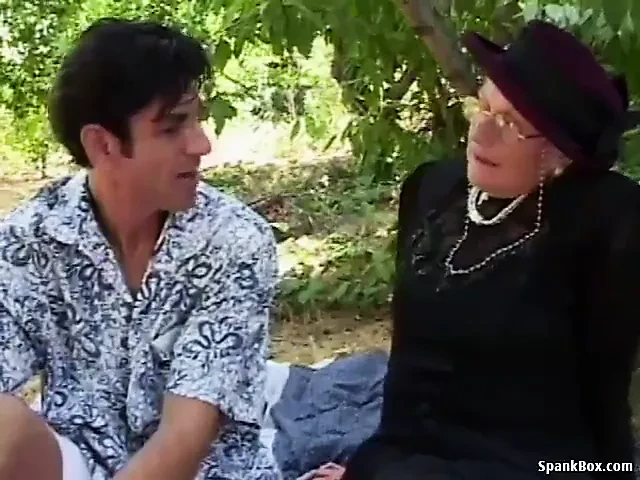 Granny fucks and squirts outdoor