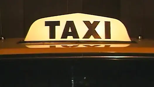 Wilde Taxifahrt: Heiße Blonde im Auto