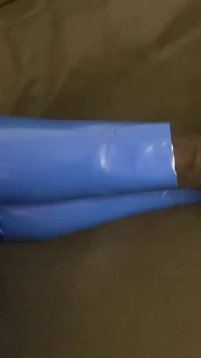 Momen penting dari "legging vinyl biru dan sepatu hak tinggi biru"