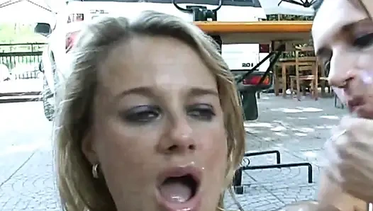 Alles Passt in Den Arsch Dieser Blonden Schlampe