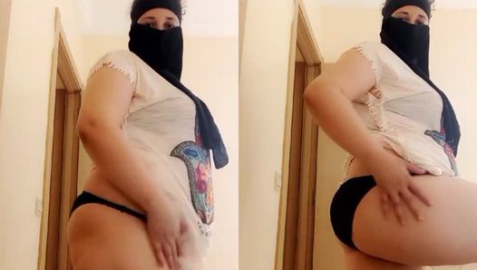 モロッコの売春婦は彼女の夜の部屋で一人で自慰行為をした