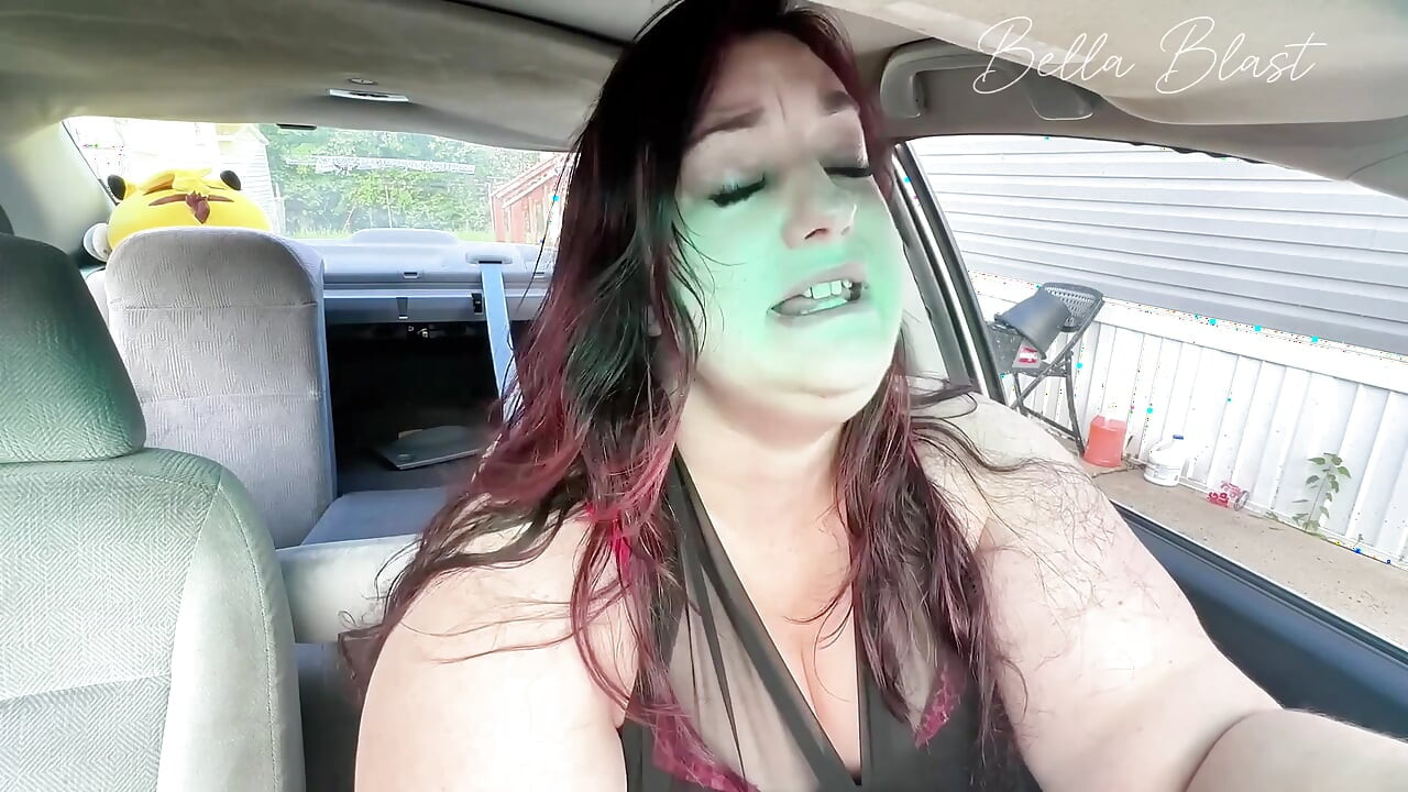 Gasige bbw-auto cranking worstelt: auto wont start, flirterig plagen met een schetendraai