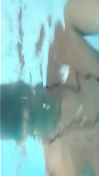 pool men svimatrnk ka land khinchna (land aur pair paani ke niche)