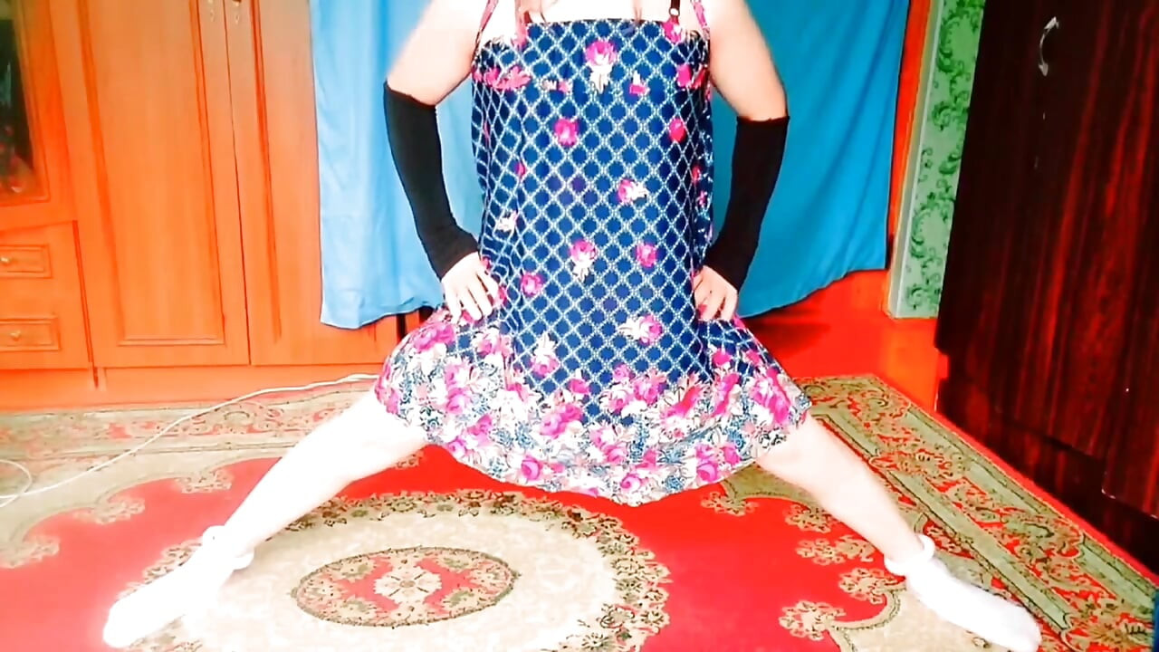 Prekrasna trans ljepotica razigrano nosi dugu bisernu ogrlicu