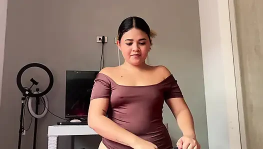 Üvey kız kardeşim sütümü getiriyor