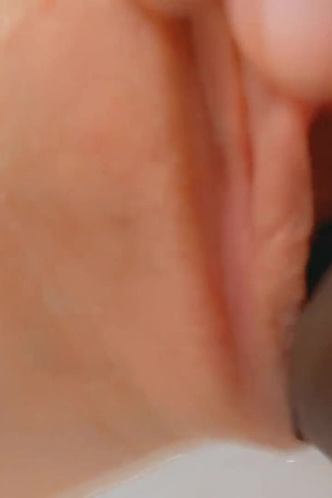 Rastežem svoju usku pičku crnim kurcem