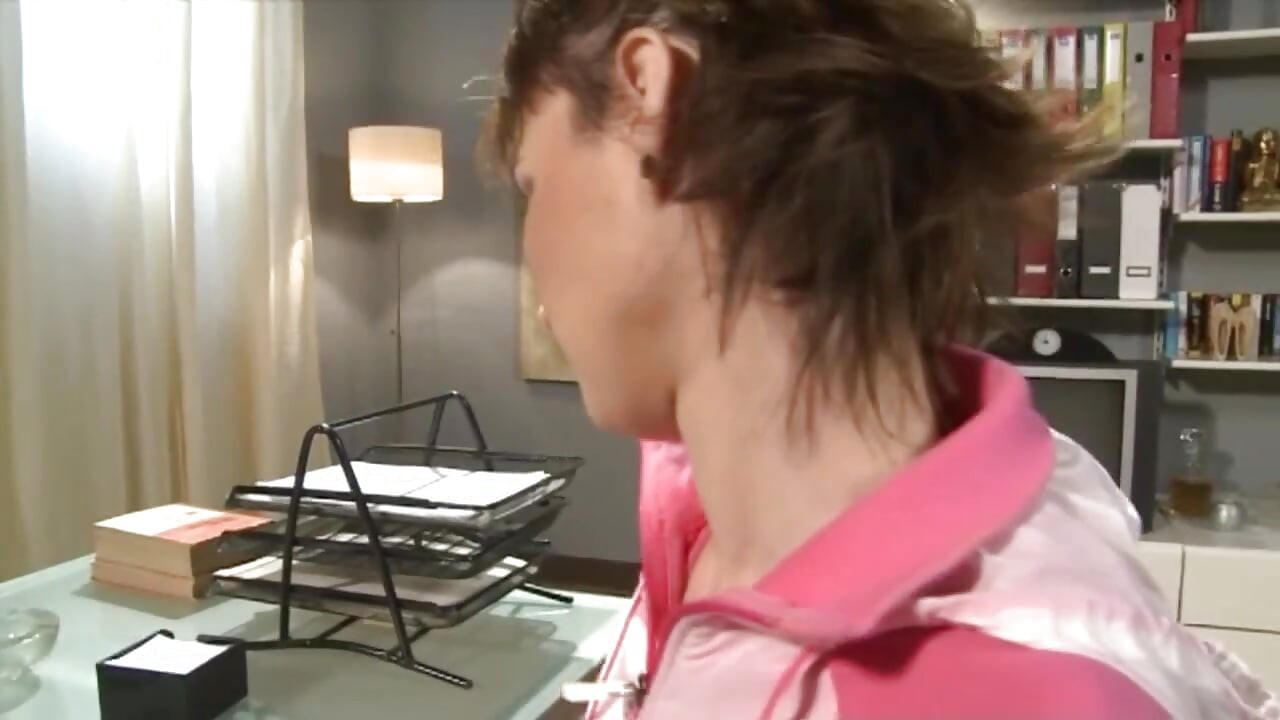 Hot teenager hungry for cock gives a good blowjob