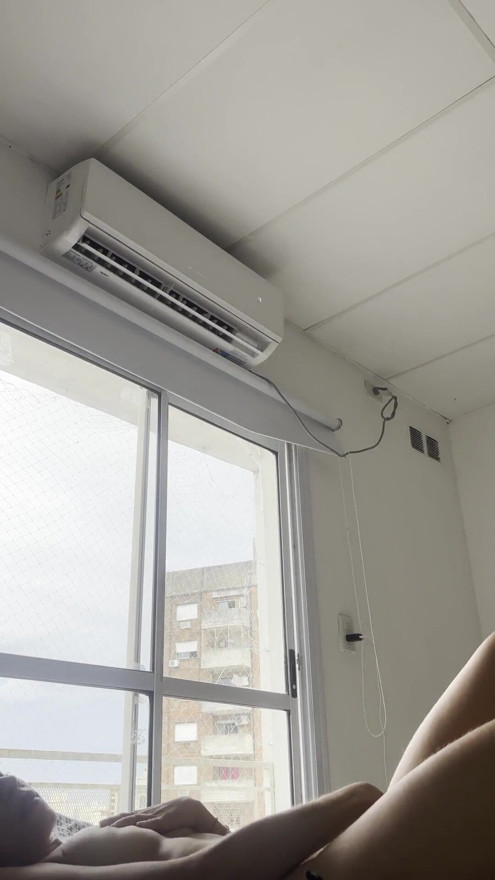 Grannarna ser mig onanera | Klipp 1