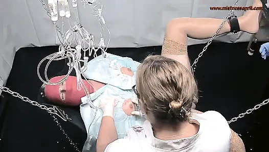 Dominatrix sahibe April - yarak klitorisine giriyor