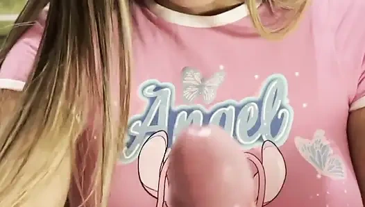 Поглаживаю намазанный маслом розовый красивый член