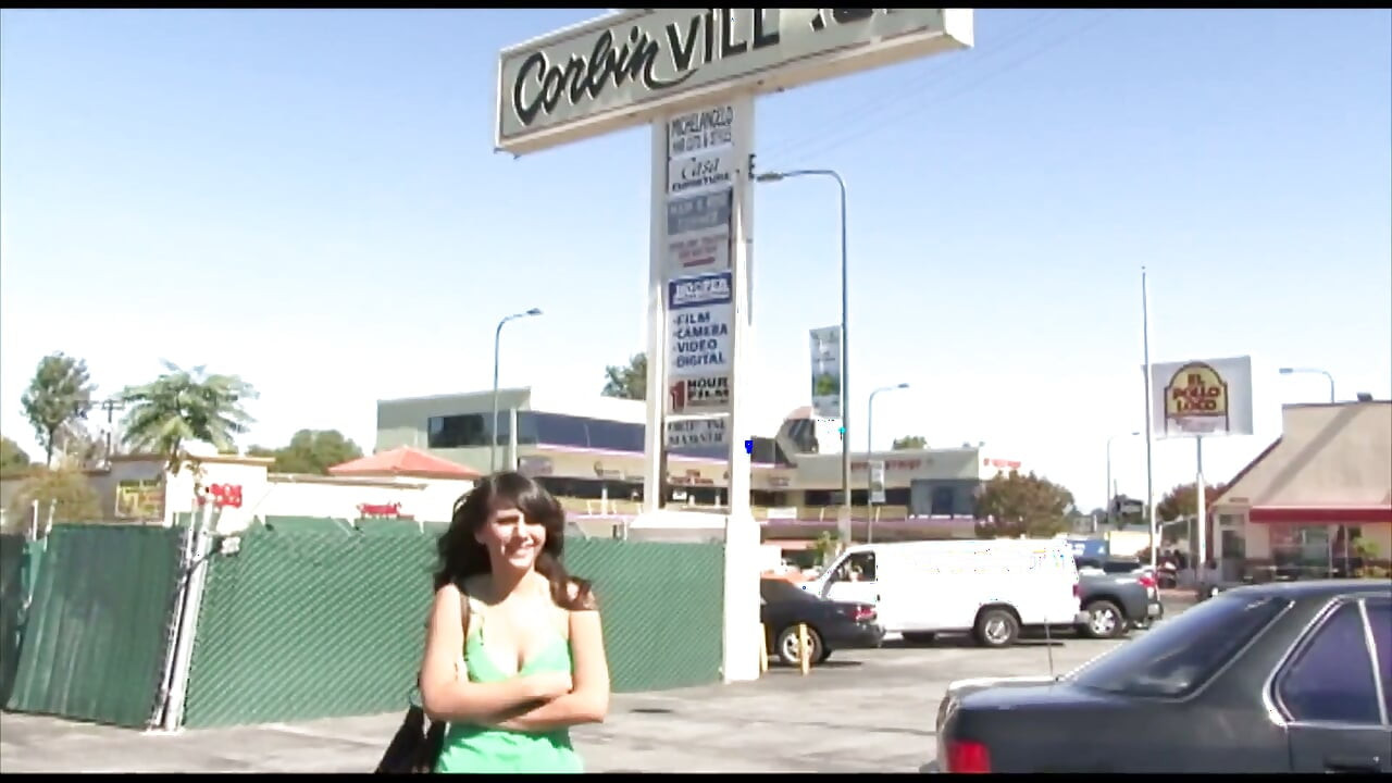 Her car broke down, guy helped, and this is how she shows her gratitude