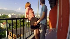 Une rousse se fait baiser sur le balcon