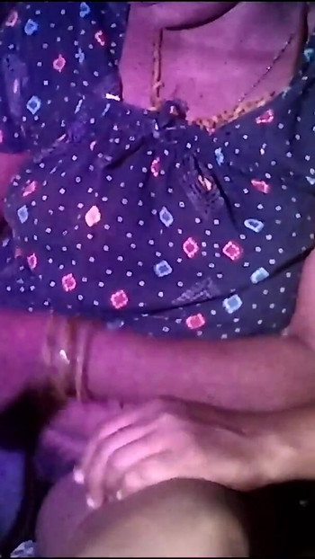 Moment must-see de la "soție indiană casnică de acasă, de la sat, arată țâțele mari și apăsând"