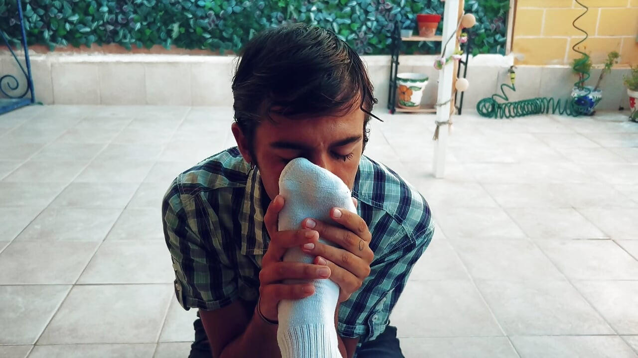 Worshipping Lucas : Intense feet service and licking