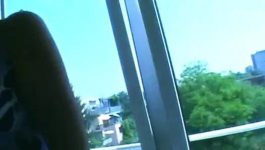 Sarışın parmaklar duşta ıslak amcık damlatıyor