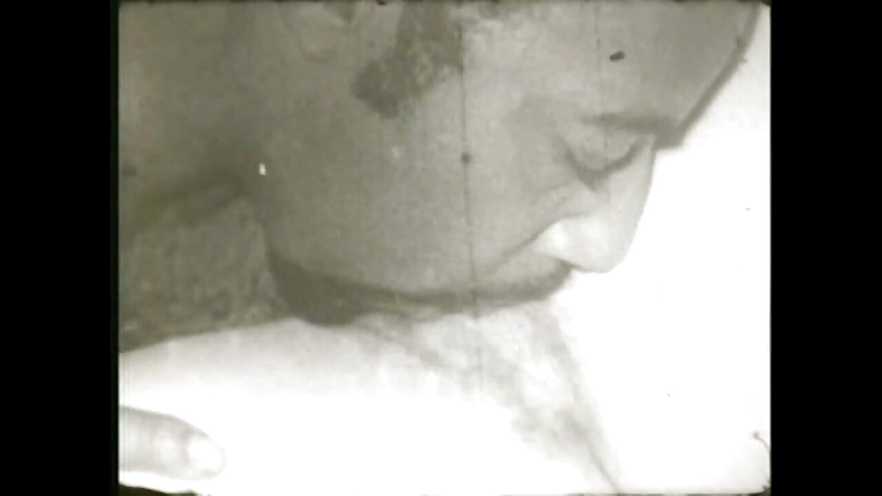 A dögös és szexi vintage szépség nagy, tömör farkat kap