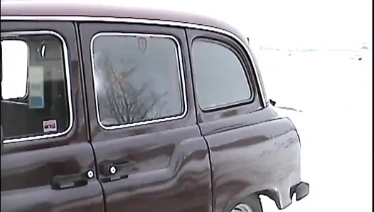 Mobil bercinta dengan pirang panas