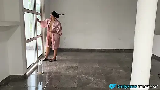Bersihin kacamata dan jilat susuku