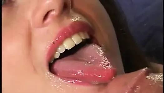 Memek cewek sange ini dijilat dan dientot di muka sama kontol ngaceng