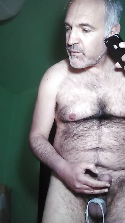 我叫一个女孩, 当我和她说话时, 我用我的球被我的运动鞋蕾丝绑住, 抚摸我的鸡巴.