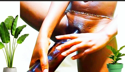 Weibliche masturbation beim pornogucken. Heißes sexy schätzchen wartete auf ihren freund und kam nie! So feuchte muschi!