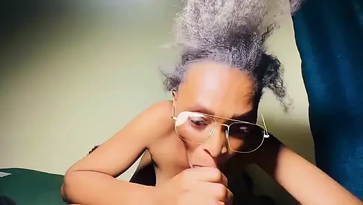 Aku nggak bisa berhenti nyepong sampai dia crot