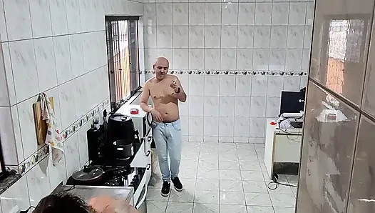 Горничная согласилась раздеться и получить эякуляцию на ее лицо.