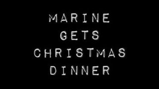 Um fuzileiro naval vem para o jantar, engasga com o pescoço de ganso