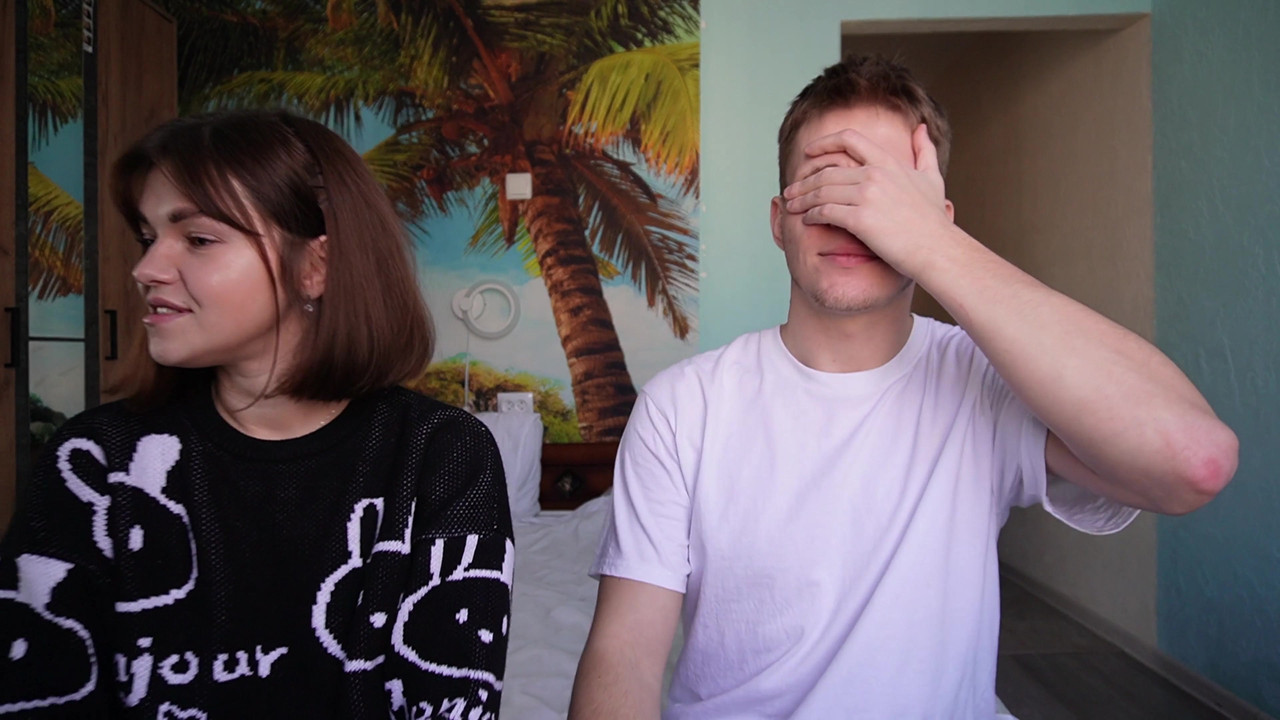 流行的在线游戏在视频博客期间变成继兄弟和继妹之间的性爱