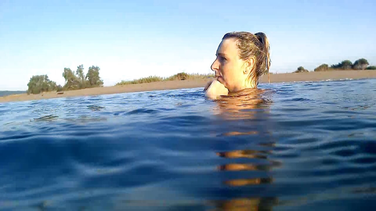 Luna sucks her mouthpiece underwater before getting fucked