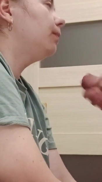 Moment de masturbare de la "Vezi că ochii mei au culori diferite? O poți vedea când îmi umple gura cu spermă."
