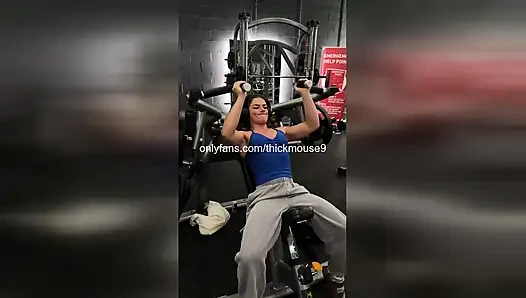 18-jähriges Fitnessstudio-mädchen squirtet auf Insta Live