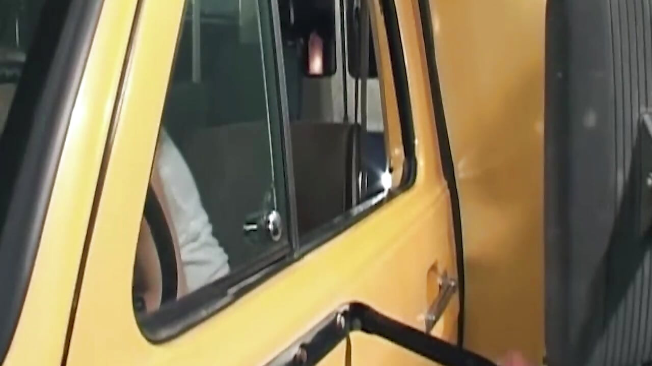 Rijpe blonde milf berijdt grote pik en neemt sperma in het gezicht