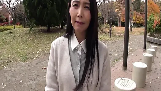 A112G04 A refined mature woman in her fifties, who has served as a good wife and mother, experiences her first cheating sex in life!