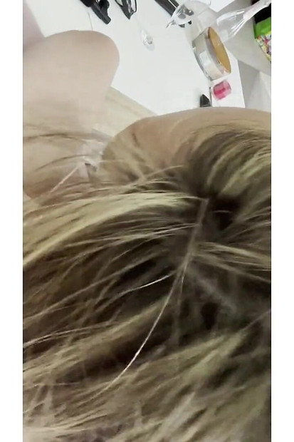 Я бачу, що моя невістка мастурбує, а потім трахаю її і наповнюю її дупу спермою