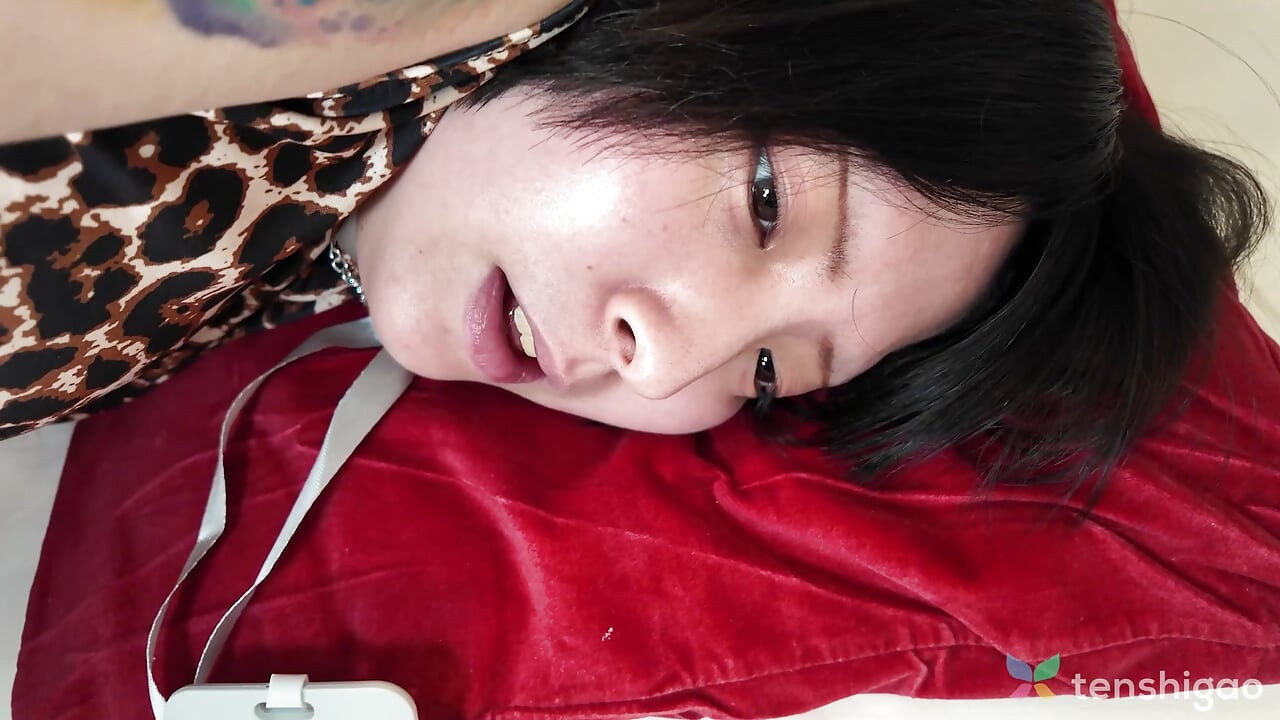 Den liderlige japanske babe Aya Akatuki onanerer med et sexlegetøj på sengen.