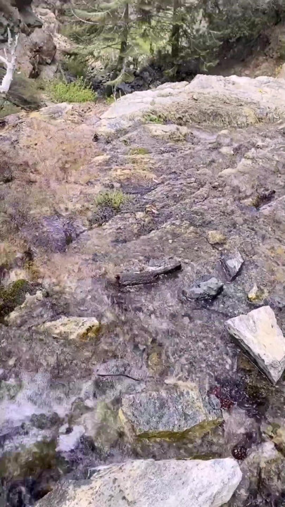 Şelale kenarında yürüyüş