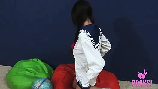 Das perverse teen Sofia K streichelt ihre jungen titten