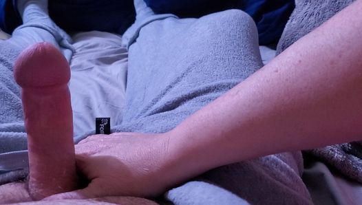 Stoute meiden spelen, kijk hoe ik hem aftrek totdat hij klaarkomt in zijn pyjama terwijl ik zijn harige ballen in bed blootstel voor een dutje