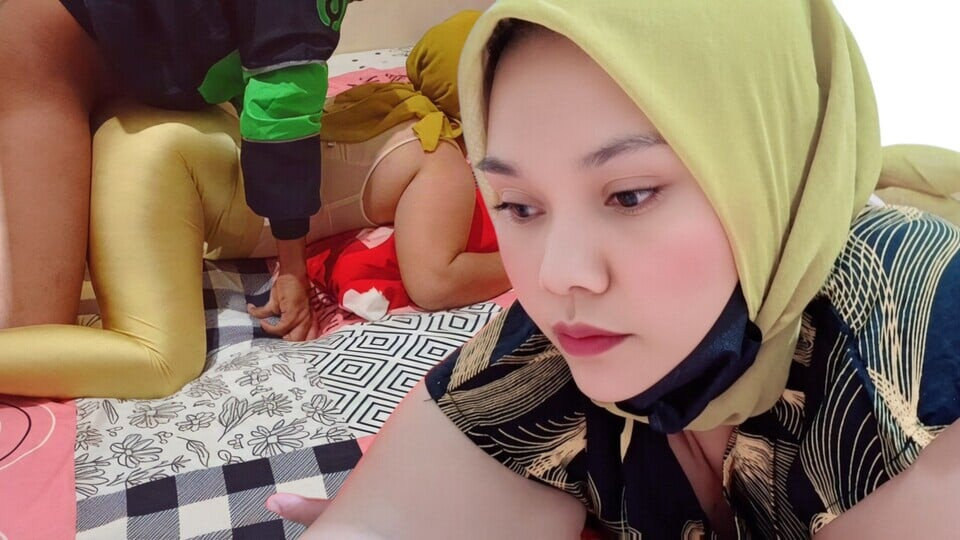 Beautiful wife in hijab sold to OJEK boss ONLINE to satisfy husband's cuckold, sperm crotin on the breast