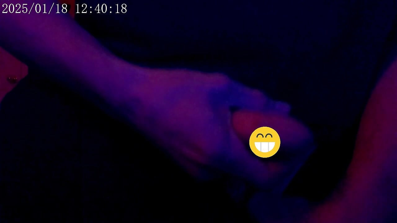 Firm Grip mengusap pancutan mani pada hujungnya